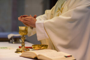 À la messe, pour la gloire de Dieu et le salut du monde